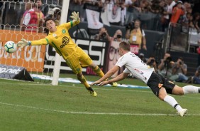 Carlos Augusto voa para marcar o gol contra a Chapecoense, pelo Brasileiro