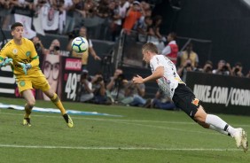 Carlos Augusto voando para marcar seu gol contra a Chapecoense, pelo Campeonato Brasileiro