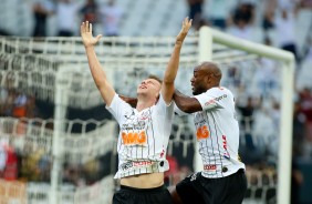 Carlos e Love comemoram o gol do lateral contra a Chapecoense, pelo Brasileiro