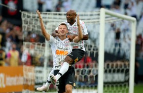 Carlos e Love durante gol do lateral contra a Chapecoense, pelo Brasileirão