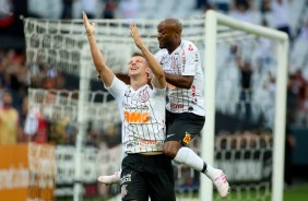 Carlos e Love durante jogo contra a Chapecoense, na Arena Corinthians, pelo Brasileiro