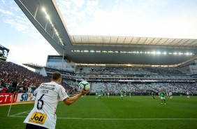 Carlos em cobrança de lateral durante jogo contra a Chapecoense, pelo Brasileirão