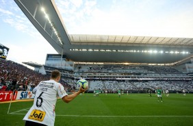 Carlos em cobrana de lateral durante jogo contra a Chapecoense, pelo Brasileiro