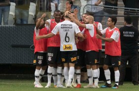 Elenco comemora o gol de Carlos Augusto contra a Chapecoense, pelo Brasileirão