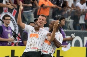 Love e Carlos comemoram o gol do lateral contra a Chapecoense, pelo Brasileirão