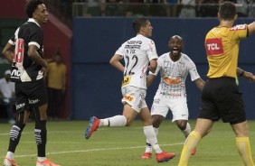 Vital e Love comemorando o gol do garoto contra o Vasco, pelo Brasileirão 2019