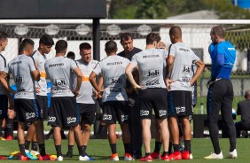 Elenco reunido no jogo-treino entre Corinthians profissional e Sub-23 no CT Joaquim Grava