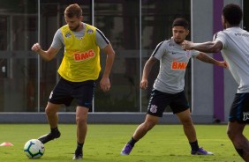Henrique e Díaz no jogo-treino entre Corinthians profissional e Sub-23 no CT Joaquim Grava
