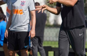 Rgis e Carille no jogo-treino entre Corinthians profissional e Sub-23 no CT Joaquim Grava