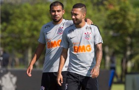 Sornoza e Clayson no jogo-treino entre Corinthians profissional e Sub-23 no CT Joaquim Grava