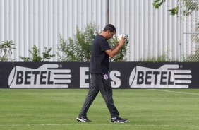 Técnico Carille no jogo-treino entre Corinthians profissional e Sub-23 no CT Joaquim Grava