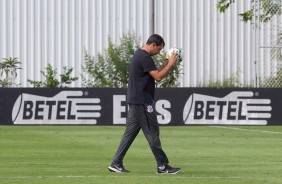 Tcnico Carille no jogo-treino entre Corinthians profissional e Sub-23 no CT Joaquim Grava