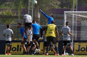 Walter e companheiros no jogo-treino entre Corinthians profissional e Sub-23 no CT Joaquim Grava