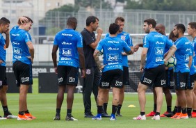 Carille reúne elenco no treinamento desta terça-feira no CT Joaquim Grava; Timão enfrenta o Grêmio