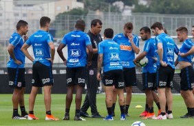 Jogadores do Corinthians reunidos no treino de hoje no CT Joaquim Grava