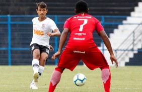Jonathan jogando pelo Corinthians no empate com o Internacional pelo Campeonato Brasileiro Sub-17