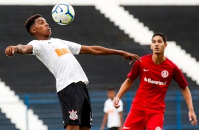 Julio Henrique jogando pelo Corinthians no empate com o Internacional pelo Brasileiro Sub-17