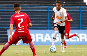 Matheus jogando pelo Corinthians no empate com o Internacional pelo Campeonato Brasileiro Sub-17