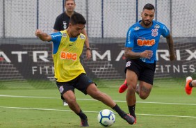 Oya e Michel no treinamento desta terça-feira no CT Joaquim Grava; Timão enfrenta o Grêmio