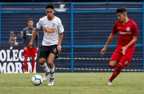 Pedrinho jogando pelo Corinthians no empate com o Internacional pelo Campeonato Brasileiro Sub-17