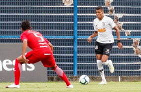 Pedro Henrique jogando pelo Corinthians no empate com o Internacional pelo Brasileiro Sub-17