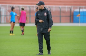 Tcnico Rodrigo no treinamento do Corinthians Futebol Feminino desta tera-feira