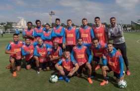 Elenco corinthiano reunido no treino de hoje no CT Joaquim Grava