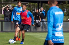 Gabriel e Vital durante penltimo treino do Corinthians antes de enfrentar o Grmio