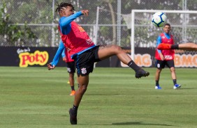 Matheus Jesus durante treino no CT Joaquim Grava