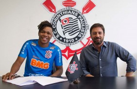 Matheus Jesus e Duílio durante apresentação do volante ao Timão
