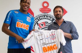 Matheus Jesus e Dulio Monteira durante apresentao do volante ao Corinthians