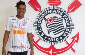 Matheus Jesus já traja o manto corinthiano e é oficialmente jogador do Corinthians