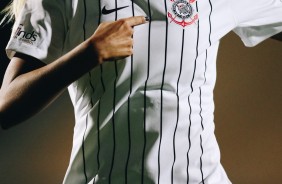 Gabi Nunes aponta para o escudo do Corinthians ao comemorar seu gol contra o Iranduba