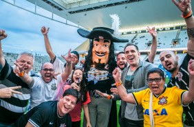 Ação com torcedores que fazem aniversário no mesmo dia que a Arena Corinthians