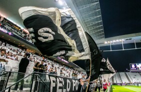 Bandeiro antes do jogo entre Corinthians e Grmio, na Arena em Itaquera