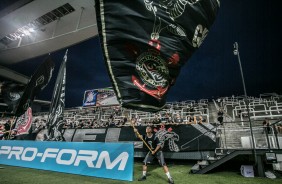 Bandeirão em ação antes do jogo contra o Grêmio, na Arena Corinthians