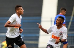 Rodrigo Varanda e Gabriel comemorando gol contra o So Caetano, pelo Sub-17