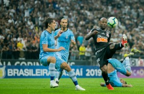 Vagner Love enfrentando o Grêmio, na Arena Corinthians, pelo Brasileirão