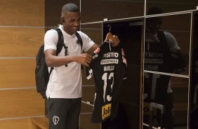 Marllon conhece a nova camisa do Corinthians no vestirio da Arena