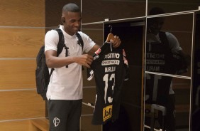 Marllon conhece a nova camisa do Corinthians no vestiário da Arena