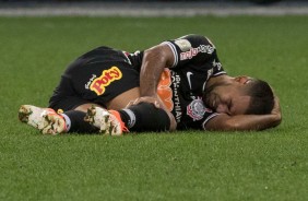 Sornoza sofre falta no jogo contra o Grêmio, pelo Campeonato Brasileiro