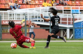 Adriana contra o goleira do Santos, no duelo válido pelo Paulistão Feminino 2019