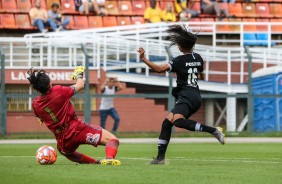 Adriana contra o goleira do Santos, no duelo vlido pelo Paulisto Feminino 2019