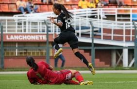 Adriana marcou um dos gols do Corinthians contra o Santos, pelo Campeonato Paulista Feminino