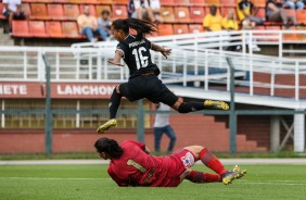 Adriana versus goleira do Santos no jogo válido pelo Campeonato Paulista Feminino