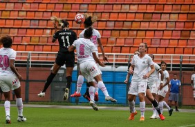 Corinthians Feminino em jogada aérea contra o Santos, pelo Paulista da categoria