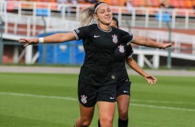 Crivelari feliz com seu gol contra o Santos, pelo Campeonato Paulista Feminino