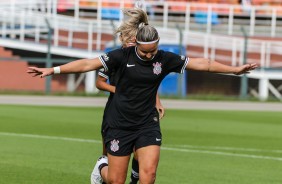 Giovanna Crivelari comemora seu gol contra o Santos, pelo Paulista Feminino