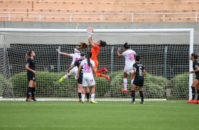 Goleira Lel faz defesa contra o Santos, pelo Campeonato Paulista Feminino