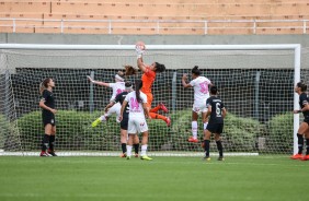 Goleira Lelê faz defesa contra o Santos, pelo Campeonato Paulista Feminino